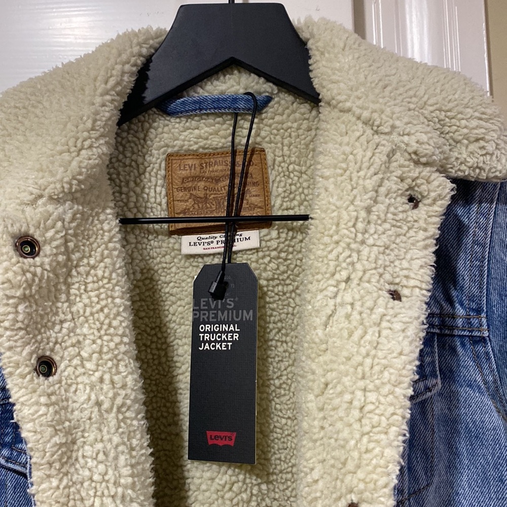 New with Tag Levi’s Trucker Jean Jacket with Faux Fur Sherpa lining - Picture 3 of 6